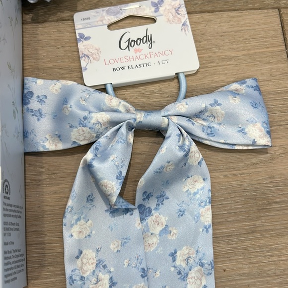 NWT LoveShackFancy Hair Accessories Set

4piece set - Picture 5 of 5